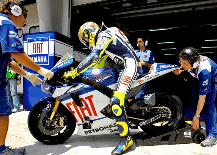 Valentino Rossi και YZR-M1 στο pitlane της Sepang